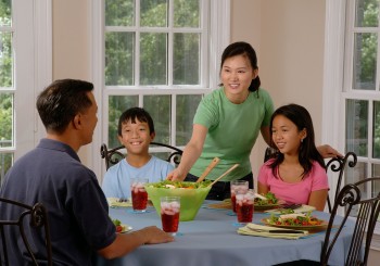 Family-eating-at-the-table-619142 1280-350x245