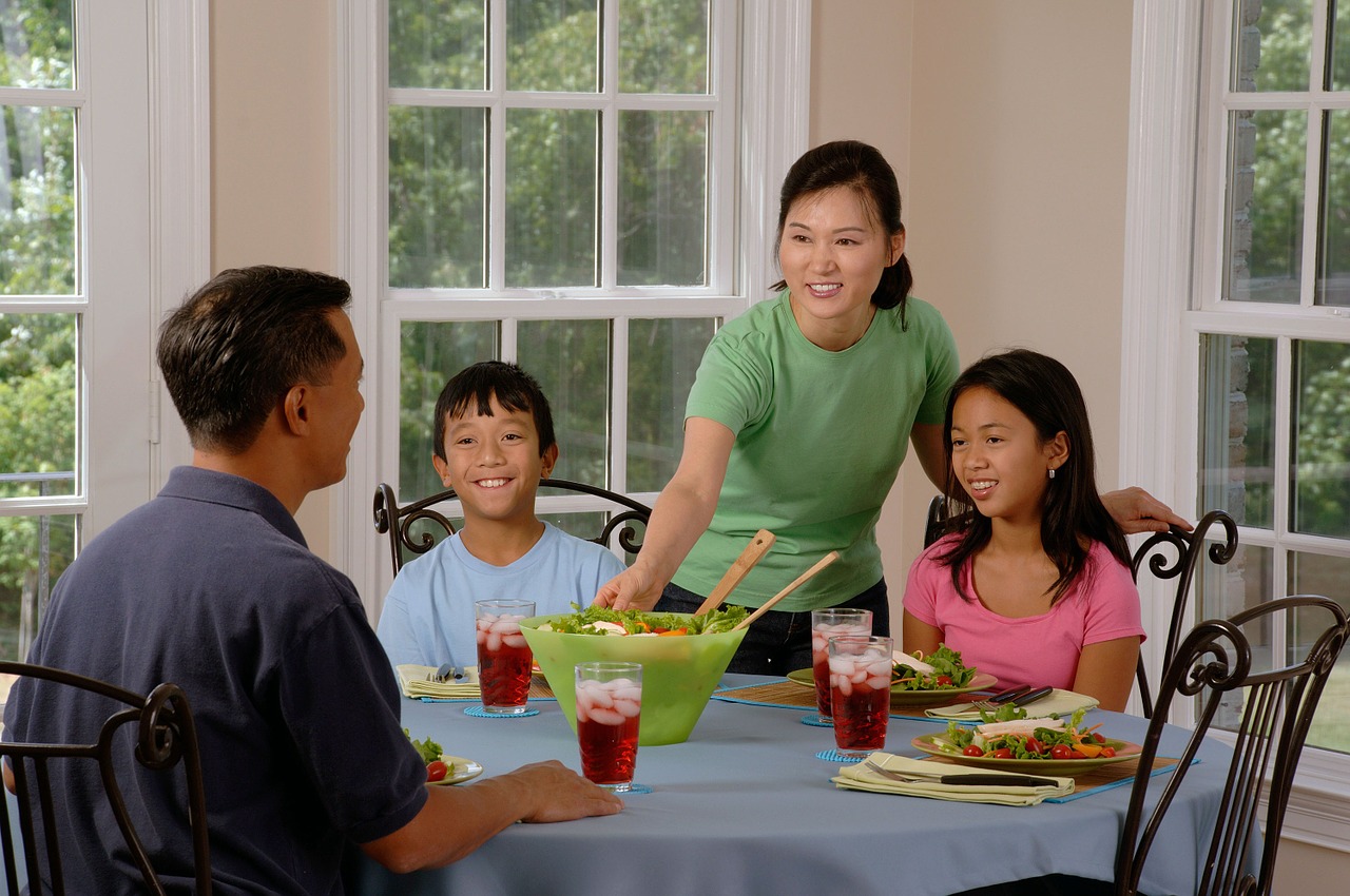 Family-eating-at-the-table-619142 1280